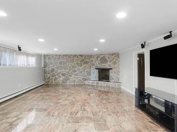 67 Royal Way, New Hyde Park NY 11040