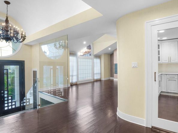 67 Royal Way, New Hyde Park NY 11040