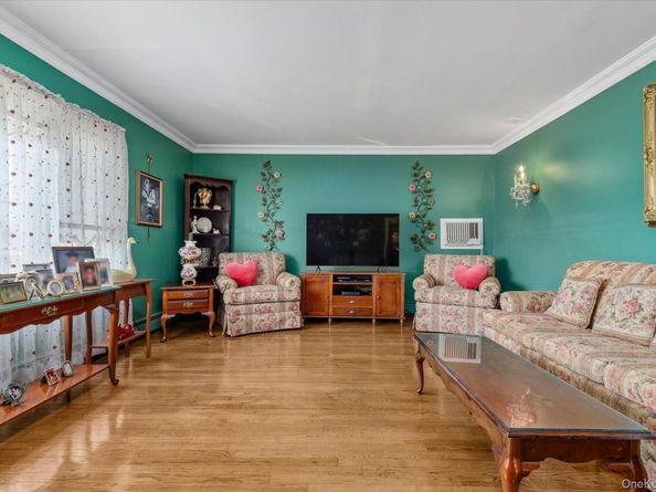 647 Seamans Neck Road, Seaford NY 11783