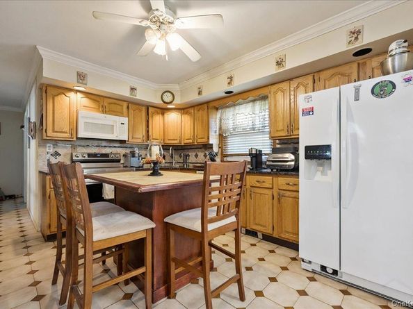 181 Springtime Lane N, Levittown NY 11756