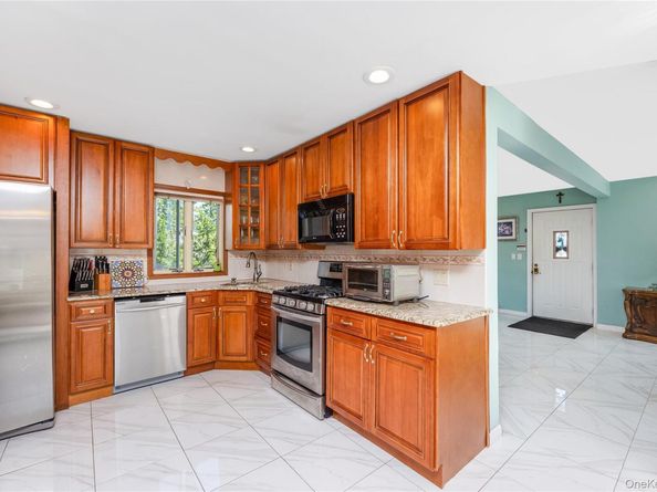 729 S 9th Street, Lindenhurst NY 11757