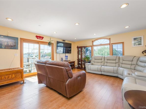 729 S 9th Street, Lindenhurst NY 11757