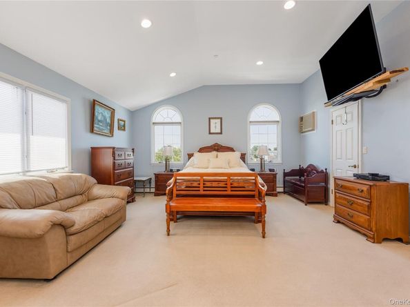 729 S 9th Street, Lindenhurst NY 11757