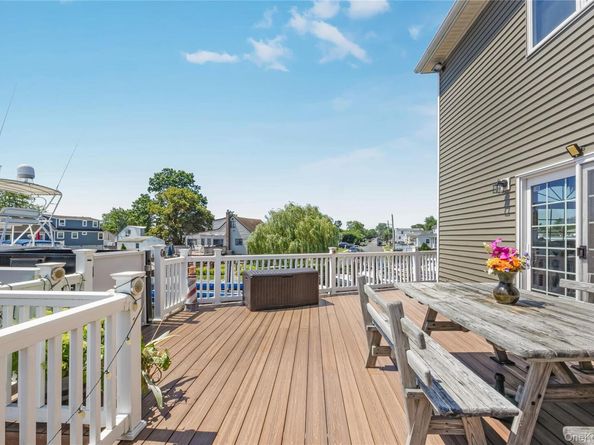 729 S 9th Street, Lindenhurst NY 11757