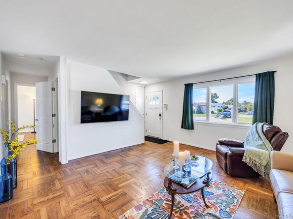 23 Peachtree Lane, Hicksville NY 11801
