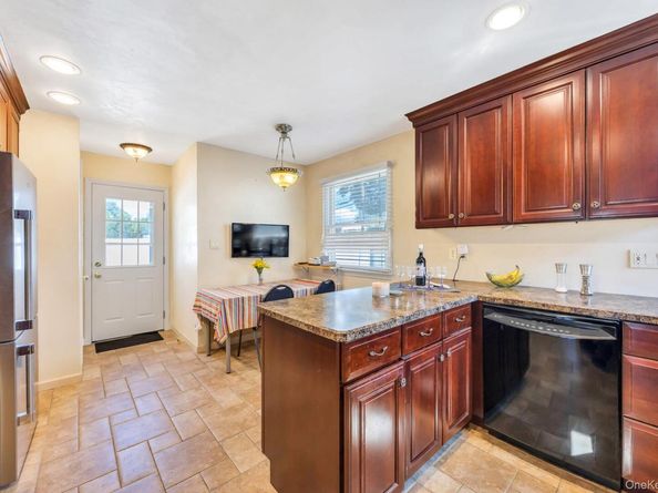 23 Peachtree Lane, Hicksville NY 11801