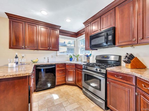 23 Peachtree Lane, Hicksville NY 11801