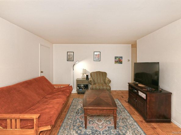 98 Jervis Avenue 98, Farmingdale NY 11735