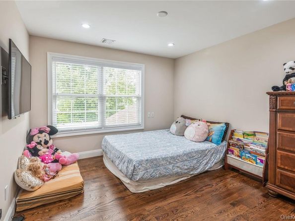 45 Meeting Lane, Hicksville NY 11801