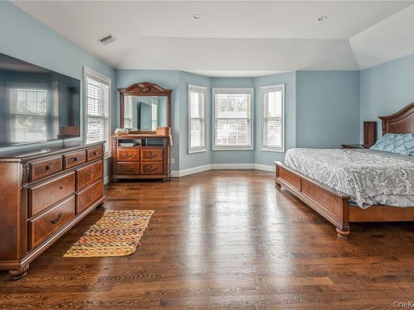 45 Meeting Lane, Hicksville NY 11801