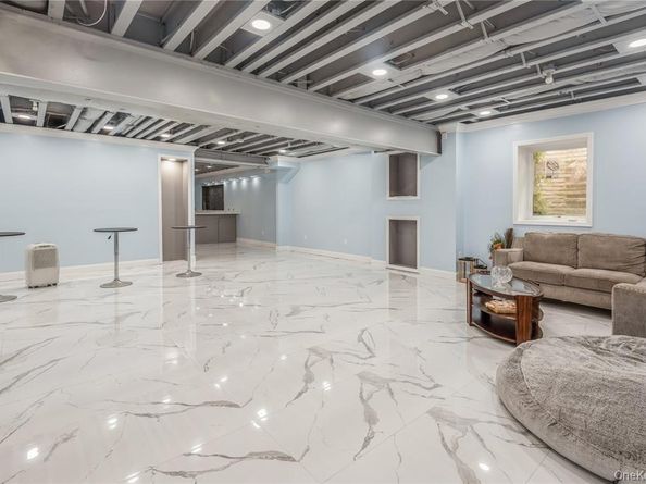45 Meeting Lane, Hicksville NY 11801