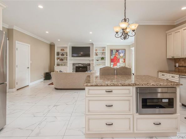 45 Meeting Lane, Hicksville NY 11801