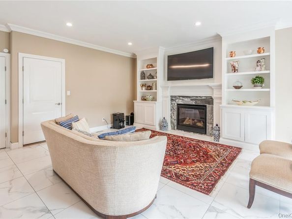45 Meeting Lane, Hicksville NY 11801