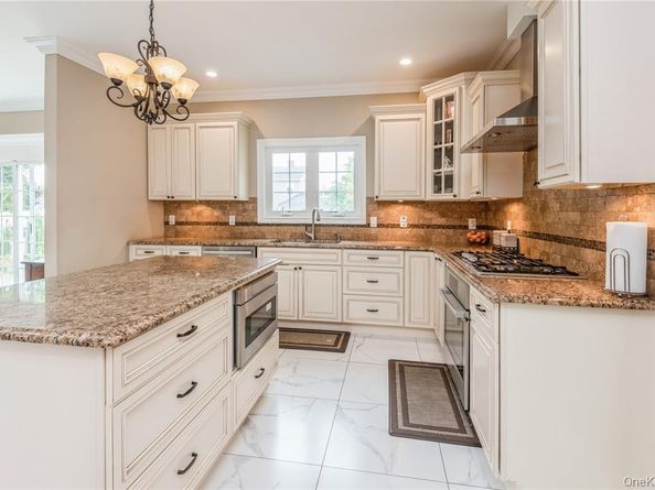 45 Meeting Lane, Hicksville NY 11801