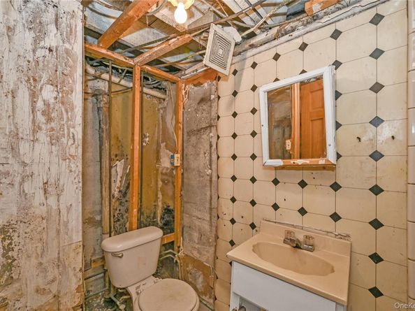 20 E Roosevelt Avenue, Roosevelt NY 11575