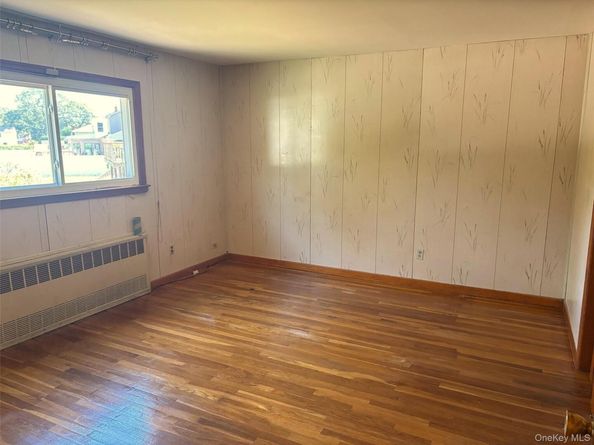 10 13th Avenue, West Babylon NY 11704