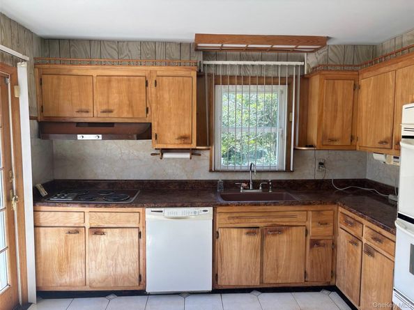10 13th Avenue, West Babylon NY 11704