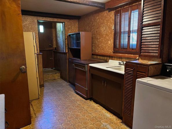 10 13th Avenue, West Babylon NY 11704