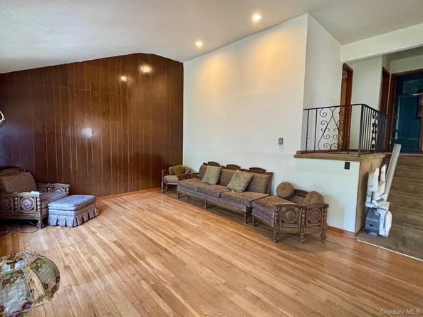 10 13th Avenue, West Babylon NY 11704