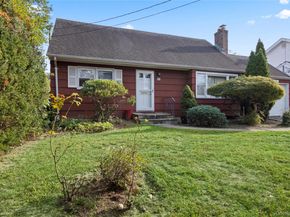 11 Glenwood Road, Glen Head NY 11545