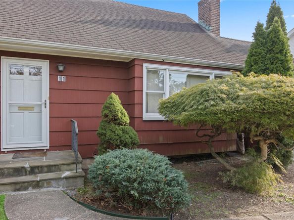 11 Glenwood Road, Glen Head NY 11545