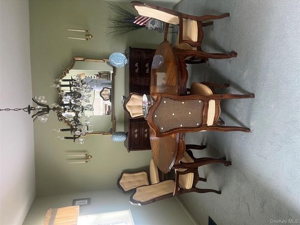 18 Dawn Drive, Oakdale NY 11769