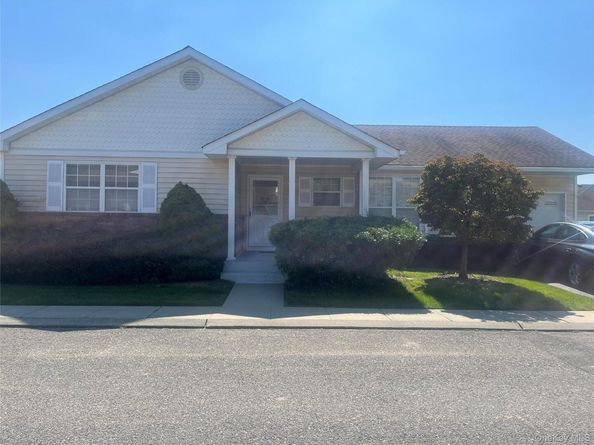 18 Dawn Drive, Oakdale NY 11769
