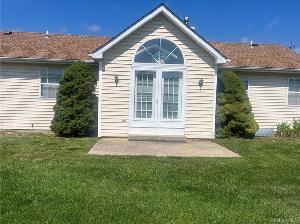 18 Dawn Drive, Oakdale NY 11769