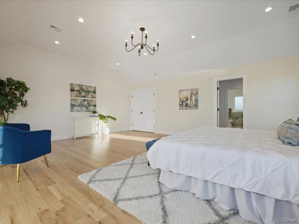 20 Baker Lane, Levittown NY 11756