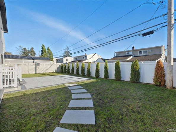 20 Baker Lane, Levittown NY 11756