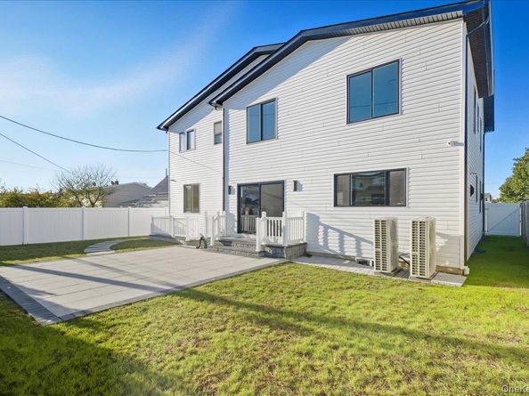 20 Baker Lane, Levittown NY 11756