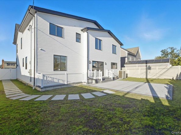 20 Baker Lane, Levittown NY 11756