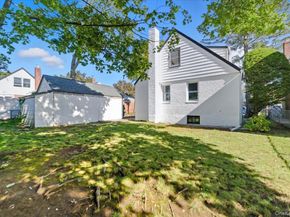 233 Roxbury Road S, Garden City South NY 11530