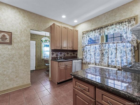 186-34 Henley Road, Jamaica Estates NY 11432