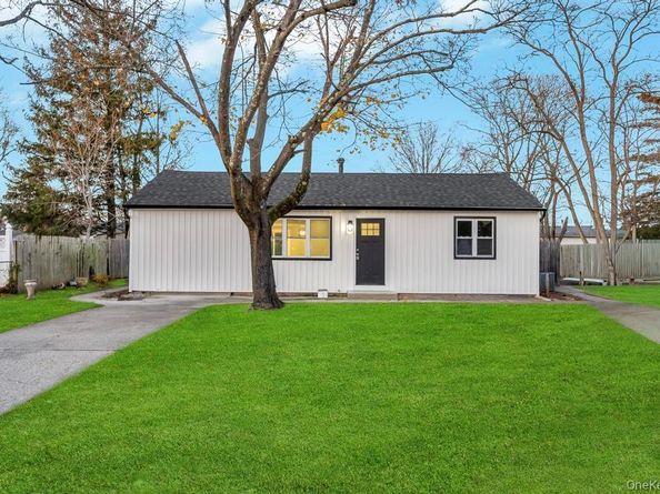 27 Ash Street, Central Islip NY 11722