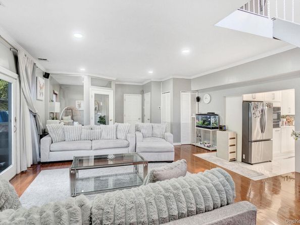 9 Pine Lane, Valley Stream NY 11581