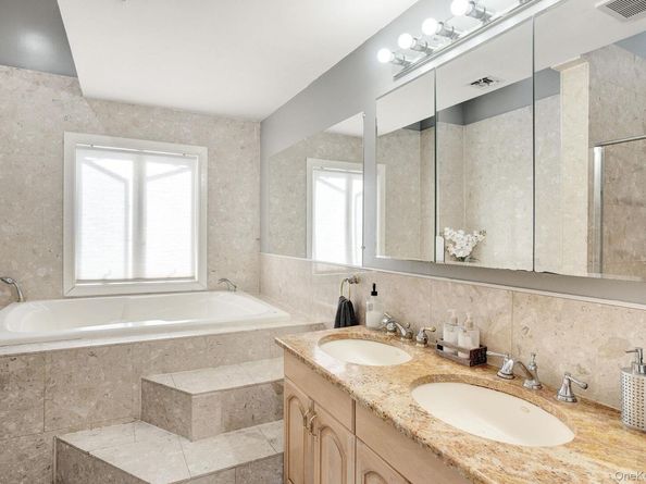 9 Pine Lane, Valley Stream NY 11581
