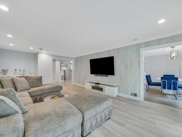 52 Hamlet Drive 52, Commack NY 11725