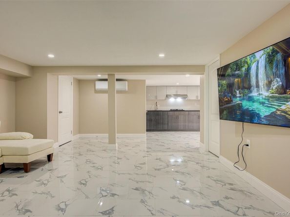 71-27 172nd Street, Fresh Meadows NY 11365