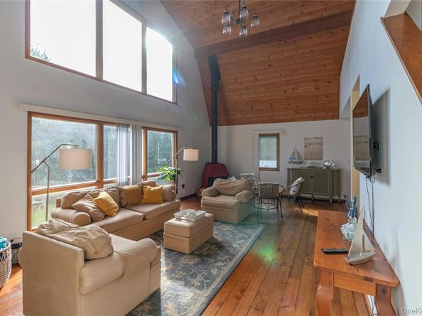 18 Alanson Lane, Hampton Bays NY 11946