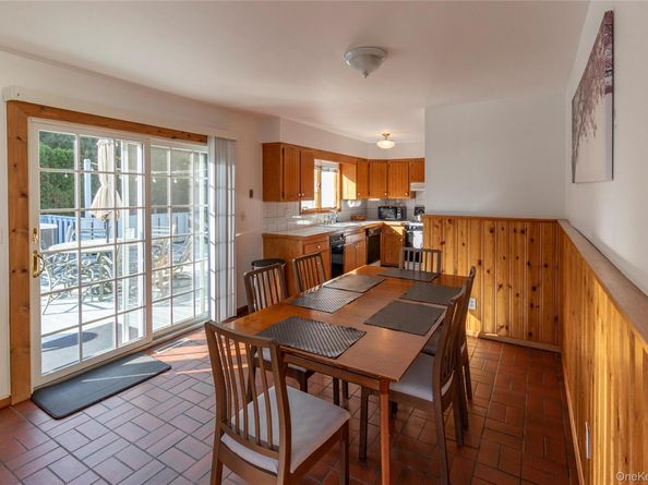 18 Alanson Lane, Hampton Bays NY 11946