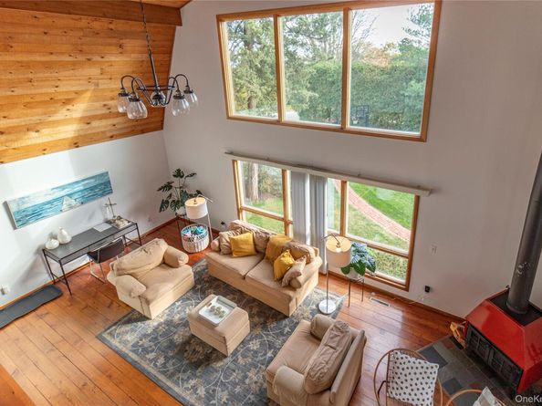 18 Alanson Lane, Hampton Bays NY 11946