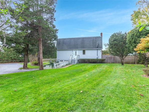18 Alanson Lane, Hampton Bays NY 11946