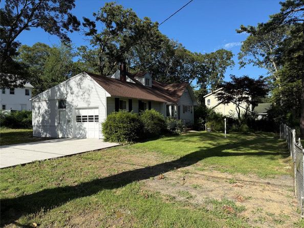 83 Smith Lane, Medford NY 11763