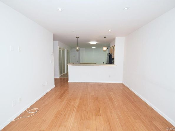 12-36 Estates Lane 49 L, Bayside NY 11360