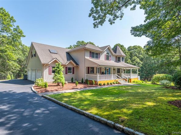 15 Douglas Lane, Manorville NY 11949