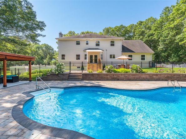 15 Douglas Lane, Manorville NY 11949