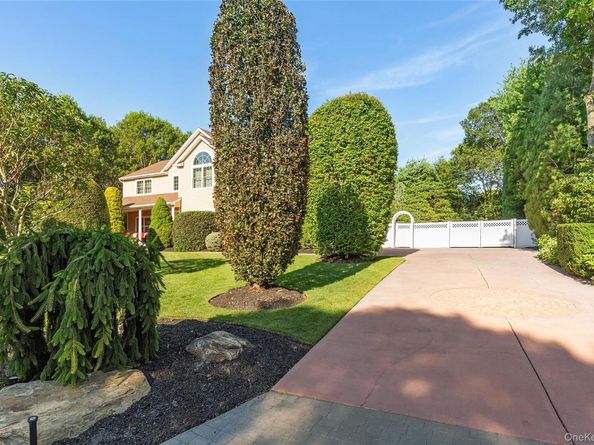 3 Steven Path, Center Moriches NY 11934