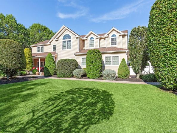3 Steven Path, Center Moriches NY 11934