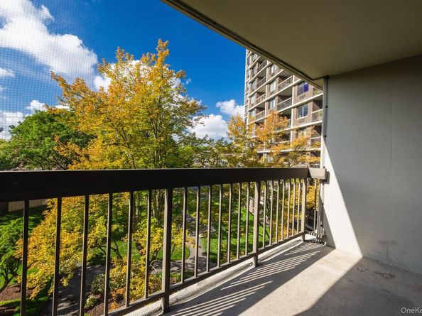 1 Bay Club Drive 4N, Bayside NY 11360